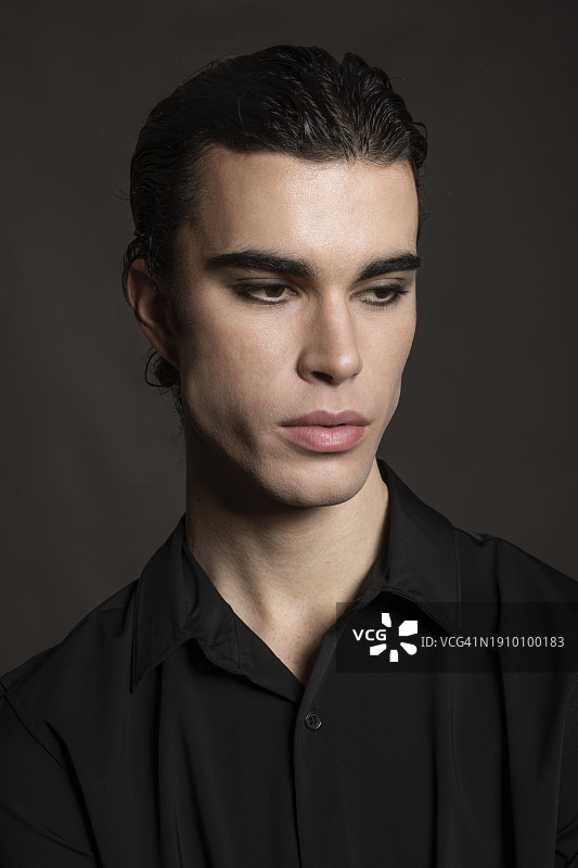 黑背景下的沉思男人图片素材