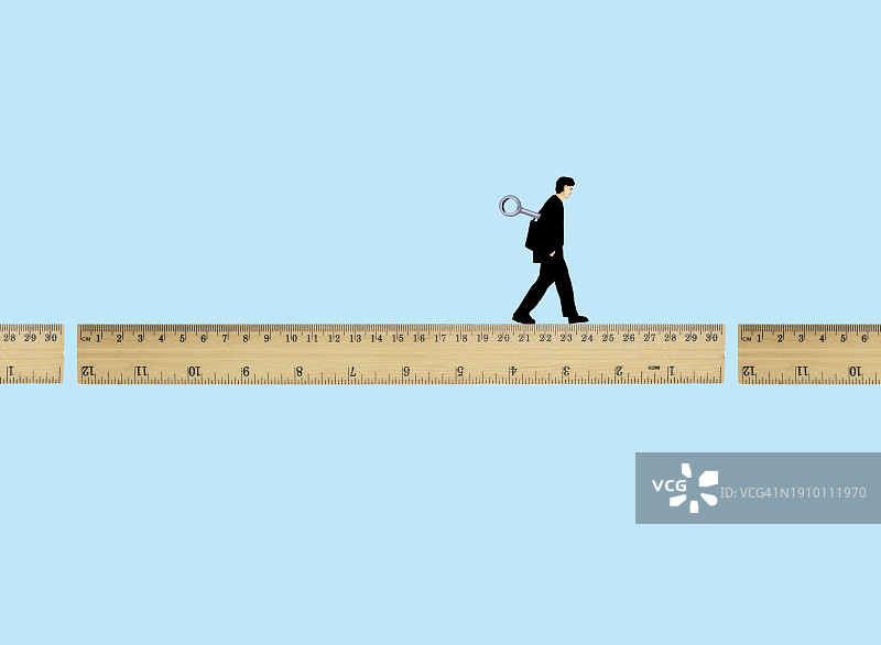 男子走在破碎的尺子与发条键对蓝色背景图片素材