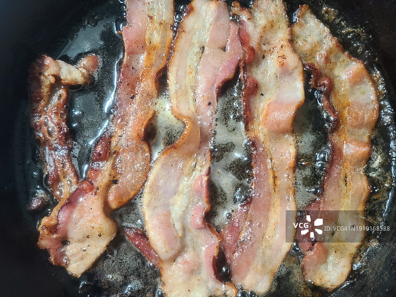 煎锅里的培根图片素材