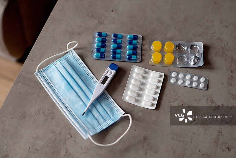 医疗用品：外科口罩和药丸泡罩图片素材