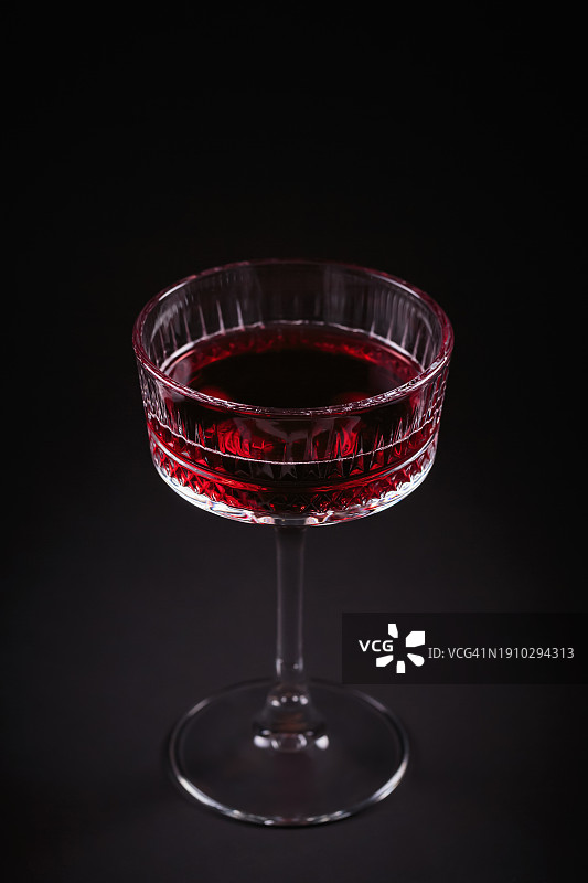 黑色背景上的红色气泡酒杯图片素材