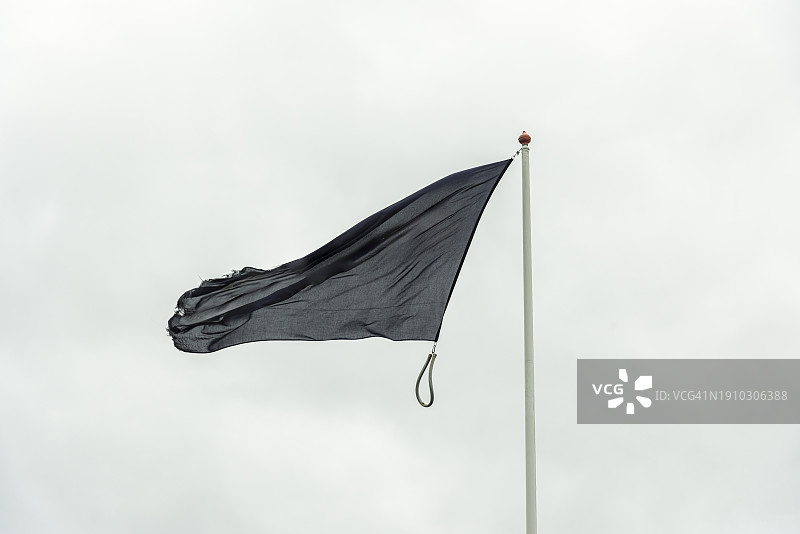 悬挂在杆子上的黑色旗帜图片素材