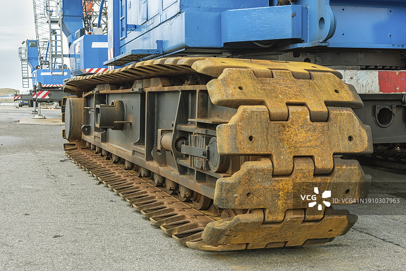工业起重机生锈的钢制履带图片素材
