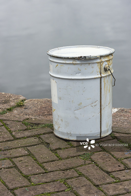 带盖灰色垃圾箱图片素材