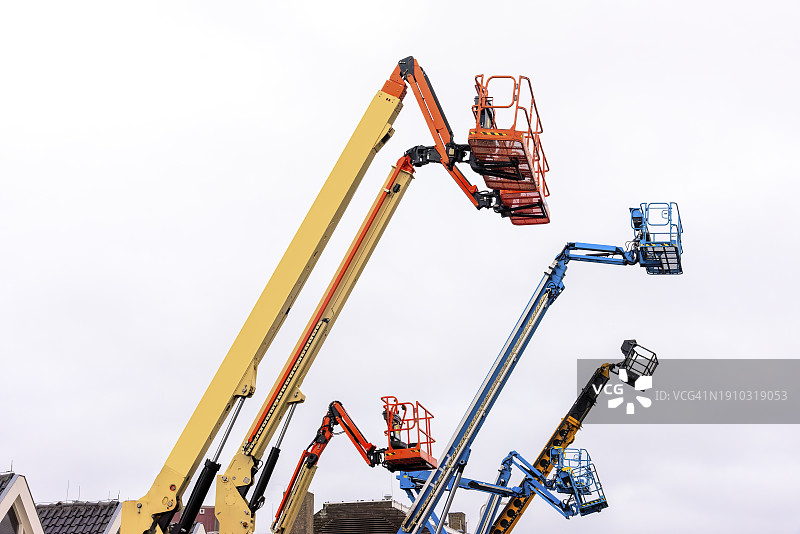 六台带站笼的高空作业平台图片素材