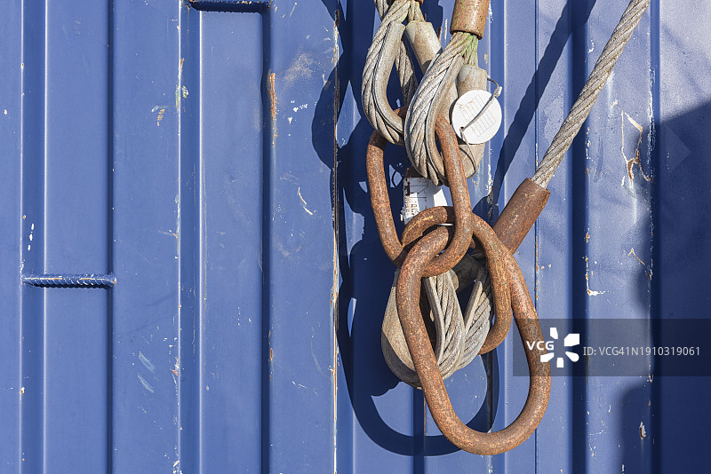 生锈的钢链和起重绳索图片素材