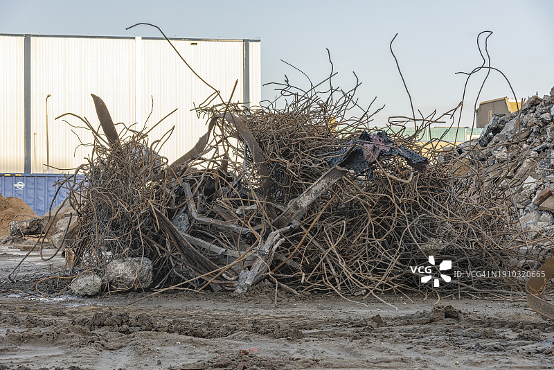 扭曲的生锈钢筋混凝土图片素材