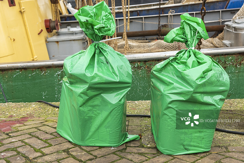 两个绿色垃圾袋图片素材