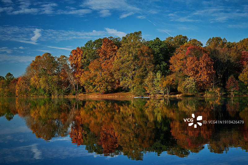 美国宾夕法尼亚州兰霍恩秋季树木湖泊风光图片素材