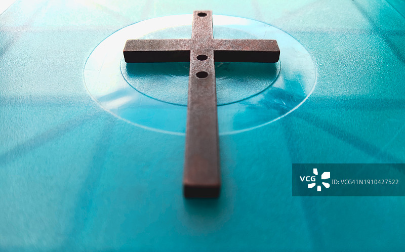 桌子上的十字架的高角度视图图片素材