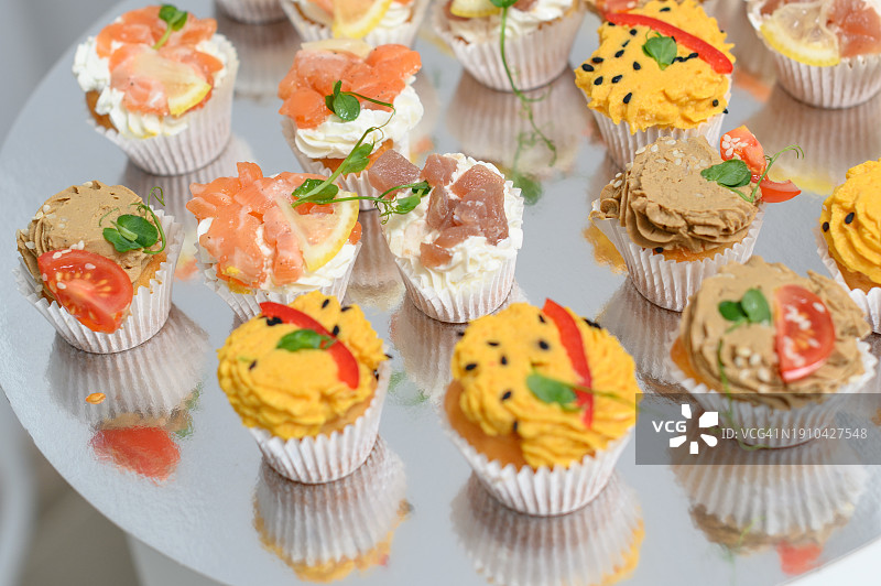 桌子上纸杯蛋糕的俯视照片图片素材