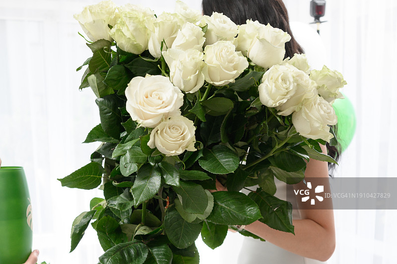 特写：女人手捧花束图片素材