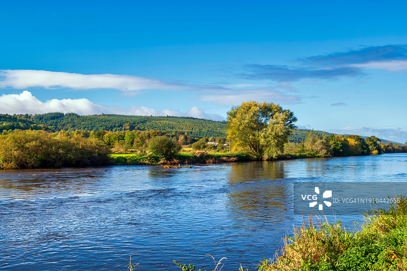 蓝天映衬下的湖景图片素材