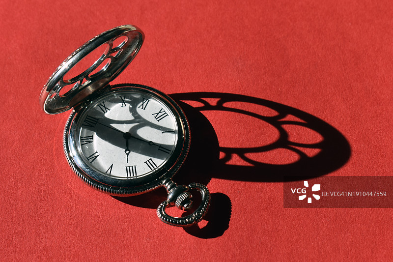 红色桌子上的导航罗盘特写图片素材