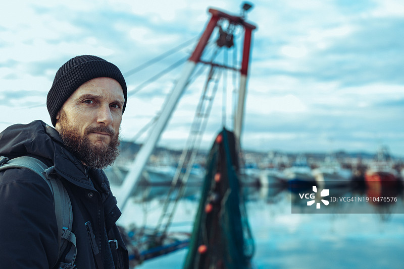 在港口拍摄渔业的摄影师：意大利纪实图片素材