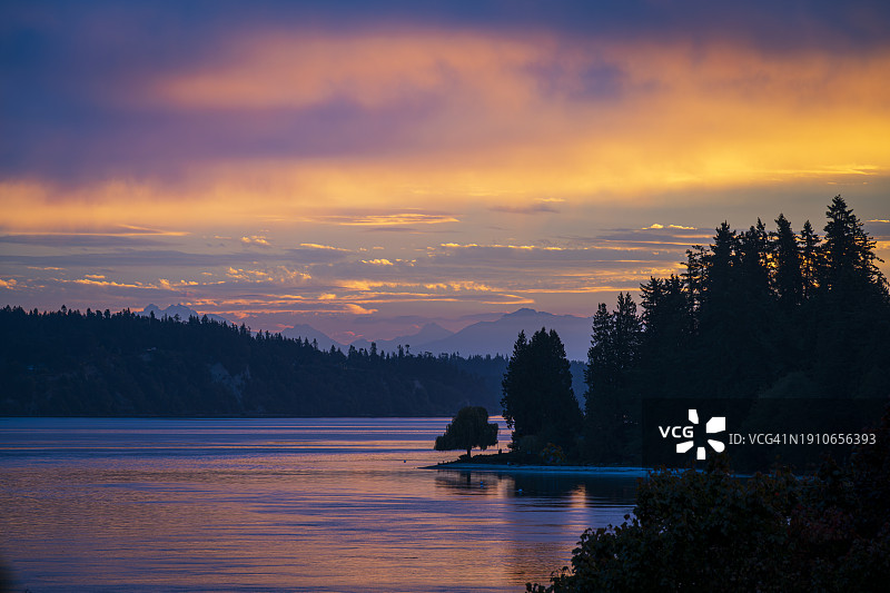日落时分美国华盛顿州班布里奇岛湖泊风光图片素材
