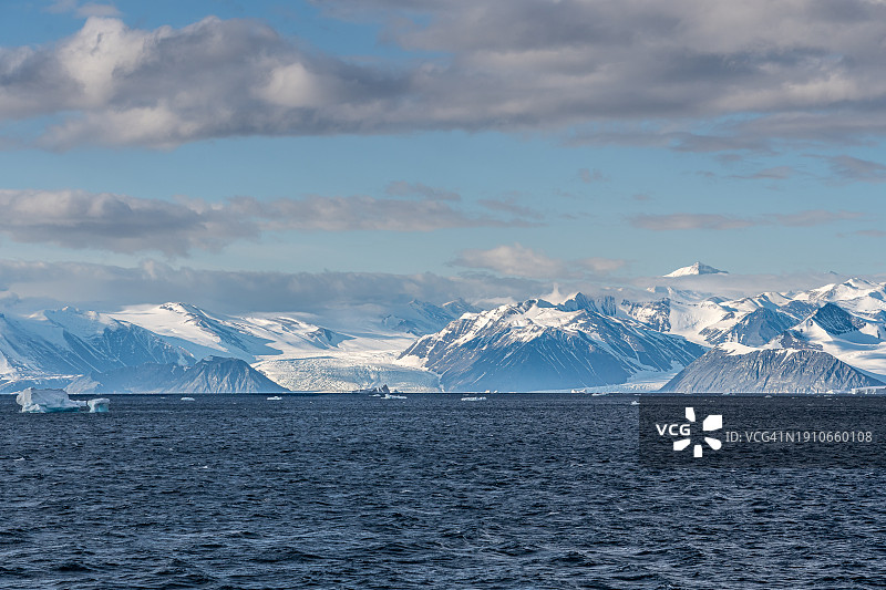 南极洲罗伯逊湾雪山海景图片素材