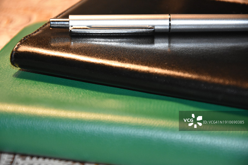 桌子上钢笔的特写图片素材