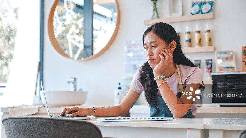 年轻亚洲女人感到沮丧图片素材