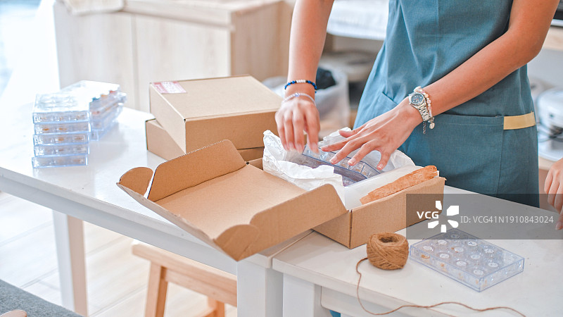 手将订单装入盒子特写图片素材