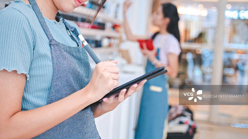平板电脑上手写特写镜头图片素材