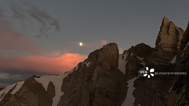 马特洪峰和锯齿岭岩层上的月出，加利福尼亚州布里奇波特，Inyo国家森林图片素材