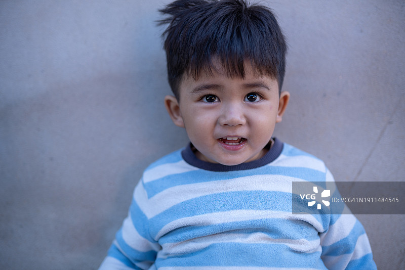 快乐地看着镜头的亚洲男孩图片素材