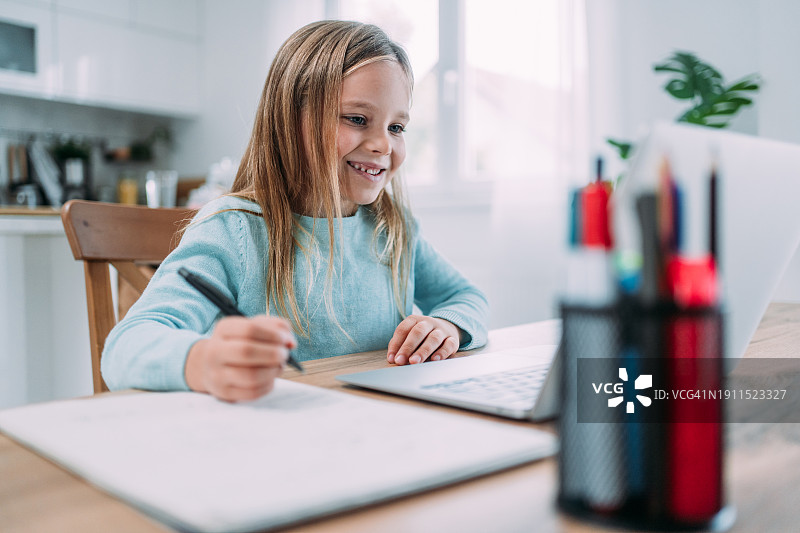 女学生在家通过在线视频课程学习图片素材
