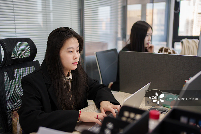 公司员工工作场景图片素材