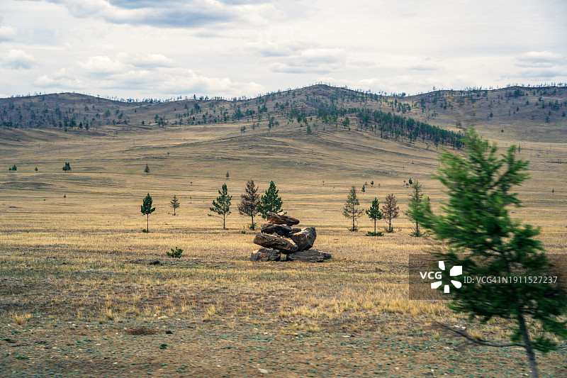 从通往山地草原石堆的路边看到的景色图片素材