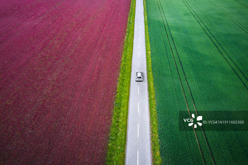 在色彩缤纷的风景中驾驶图片素材
