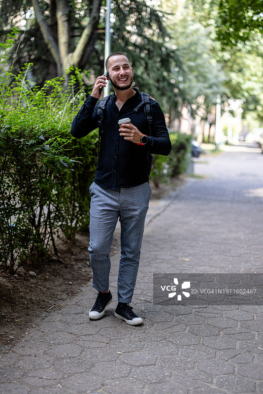 在公园使用移动设备进行多任务处理图片素材