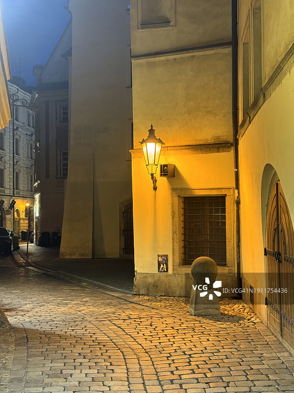 夜晚的布拉格狭窄街道图片素材