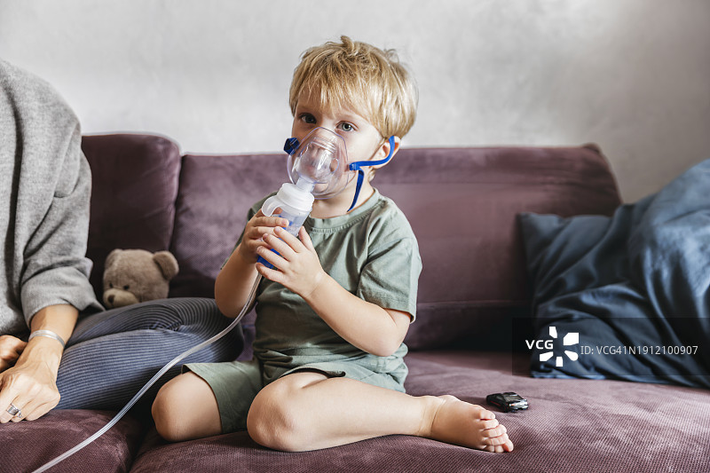 小男孩使用雾化器进行吸入治疗图片素材