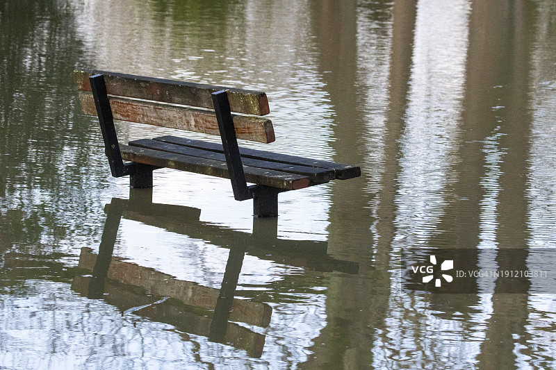 库克姆泰晤士河边的水下公园长椅局部图片素材