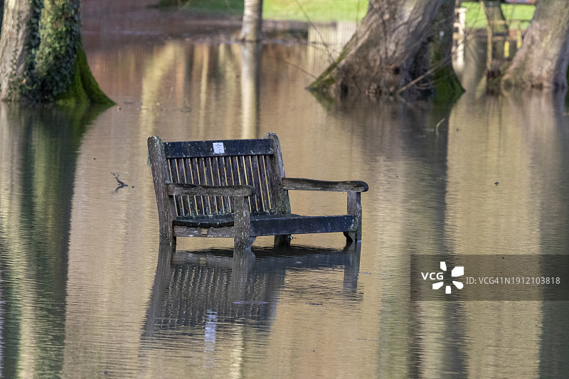库克姆泰晤士河边的水下公园长椅局部图片素材