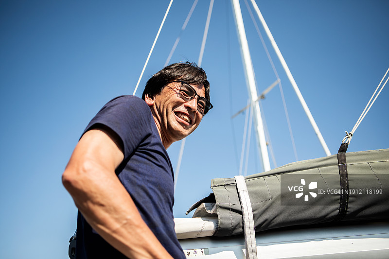 男子在私人游艇上度过下午图片素材