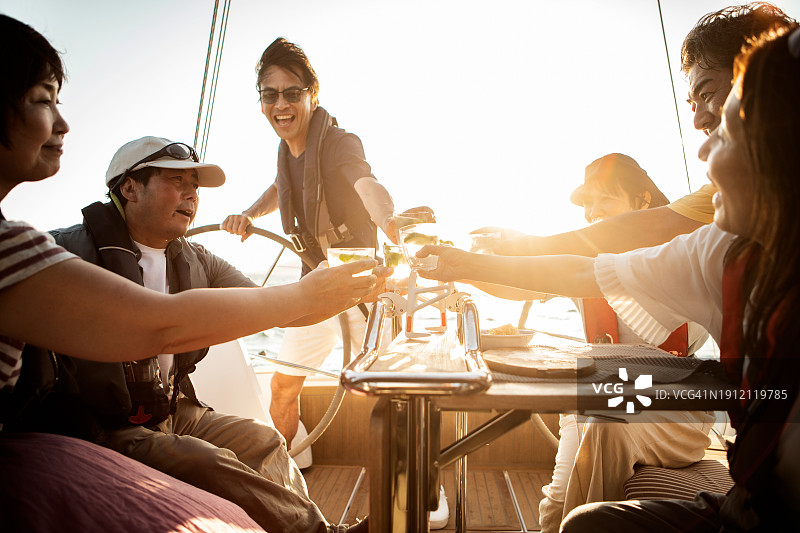 在私人游艇上与朋友们度假的人们图片素材