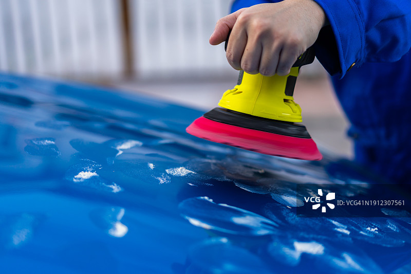 汽车美容上门服务：工人正在抛光汽车图片素材