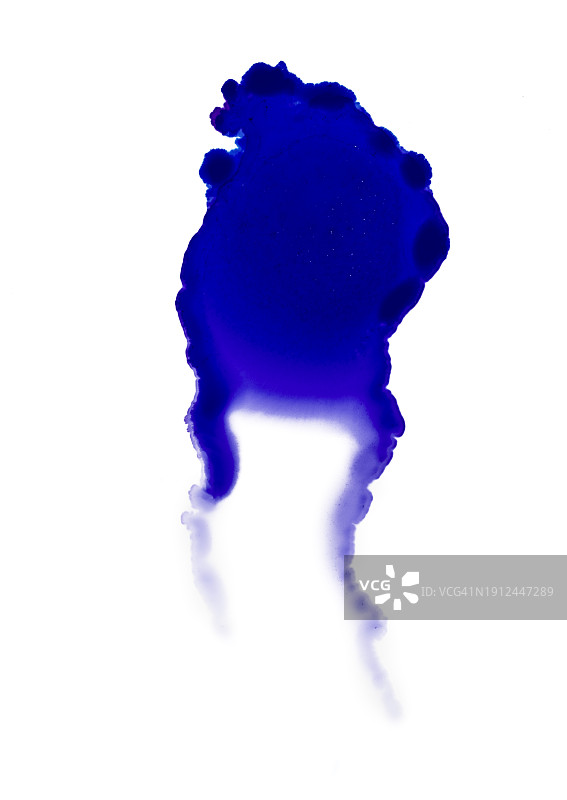 紫色颜料在白色画布上滑动图片素材