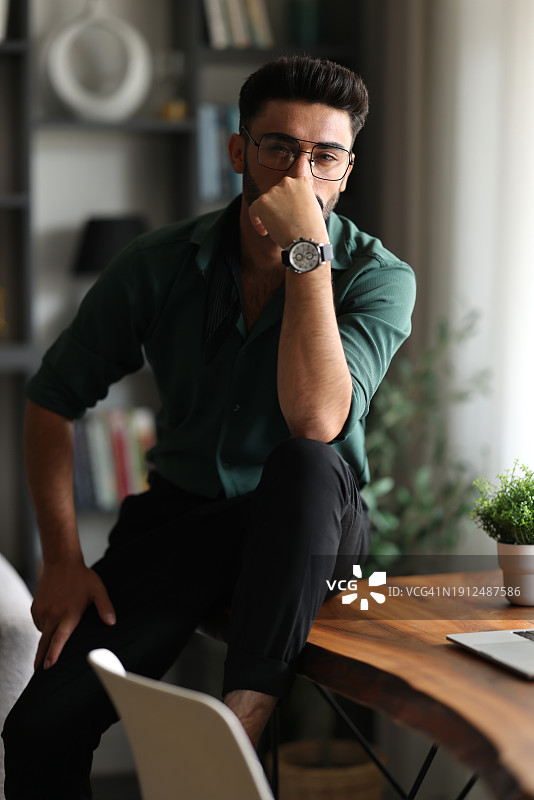 看着镜头的帅气男人图片素材