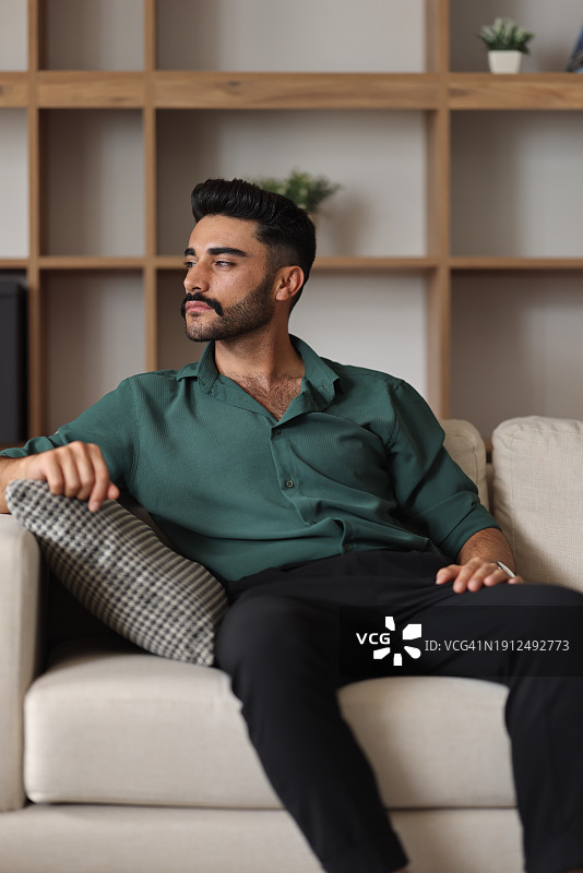 陷入沉思，情绪低落图片素材