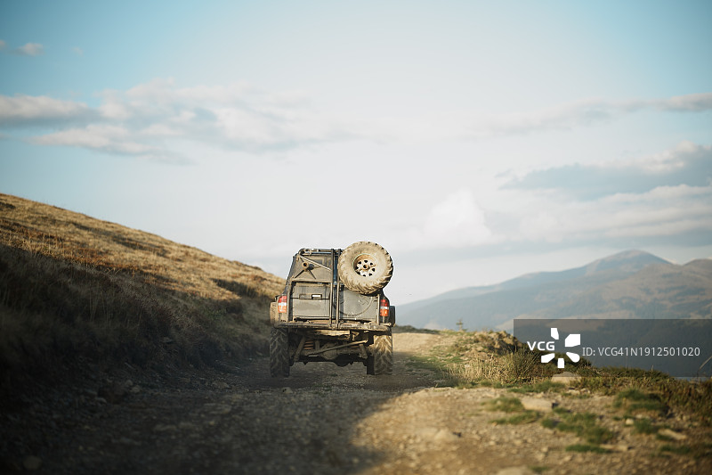 SUV在山路上行驶图片素材