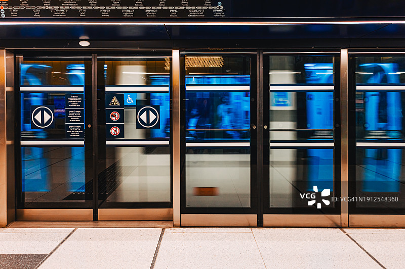 以色列特拉维夫地铁列车经过地下车站图片素材