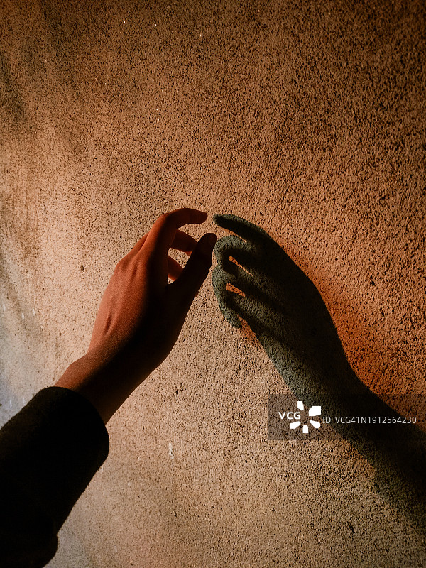 女子触摸墙壁的局部照片图片素材