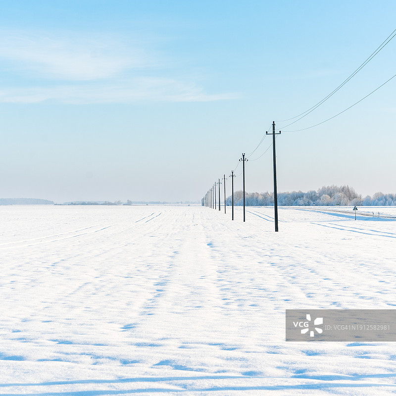白雪覆盖的田野映衬天空的美景图片素材
