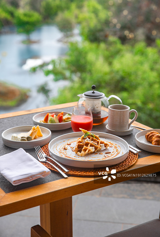 露天酒店热带花园中的健康早餐早午餐图片素材