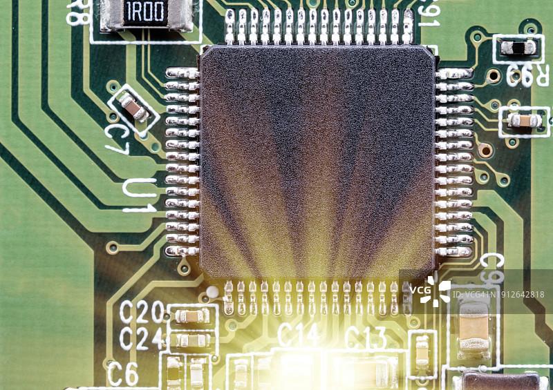 印刷电路板电子芯片组件高角度视图全画幅图片素材