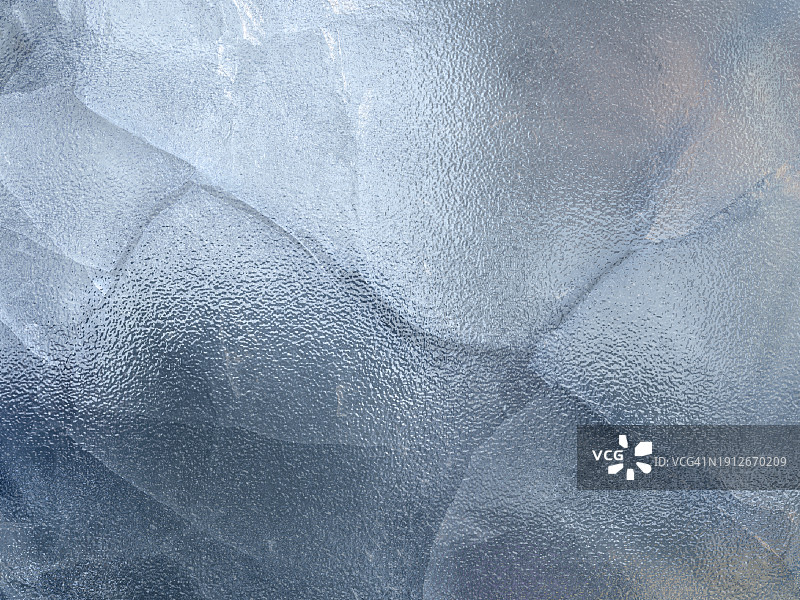 冰晶半透明表面与蓝色水面图片素材