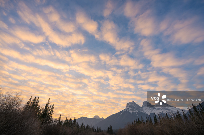 加拿大艾伯塔省坎莫尔三姐妹峰日出图片素材